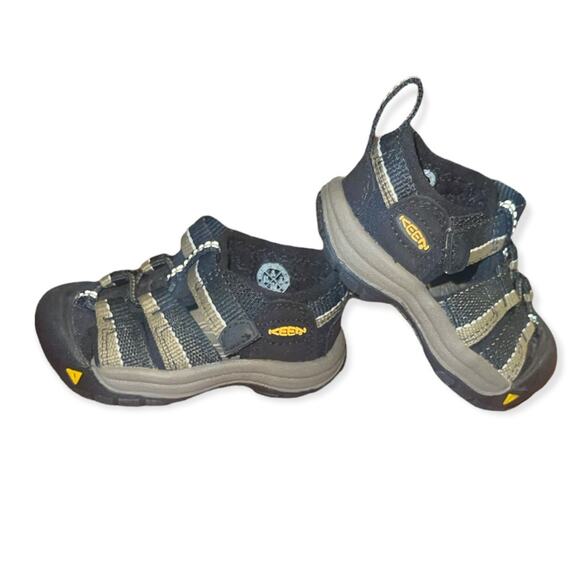 Keen black tan size 4 water shoes